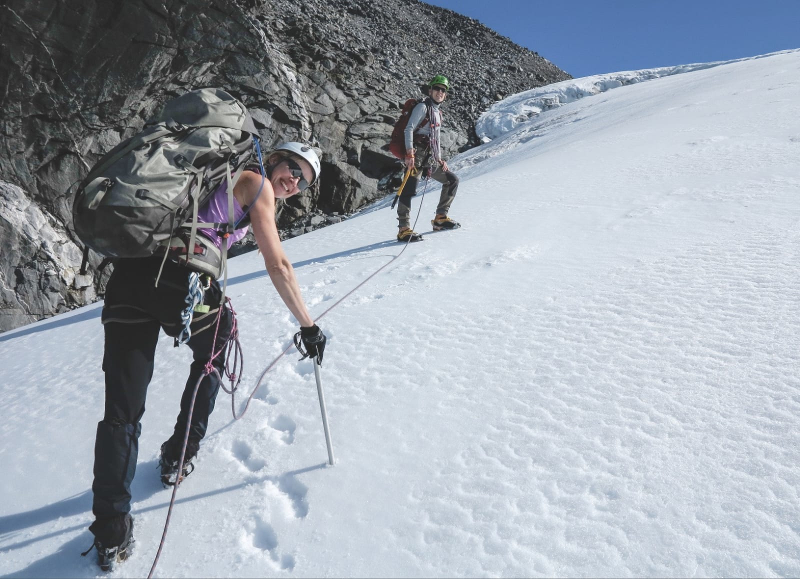KLASSISK: På vei til topper i Jotunheimen må du noen ganger på med breutstyret.