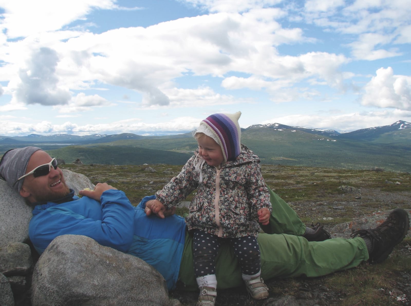 FJELLTUR MED PAPPA: Her har Sofia og Naturmannen nådd toppen av Skardfjellet (1160 moh.) i Skåbu, der familien har hytte. Det fine med toppen er at du får fantastisk utsikt til Jotunheimen. Skjermbilde 2017-07-27 kl. 09.59.37