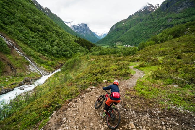STISYKLING: Fete stier rundt Stryn. Foto: Bård Basberg