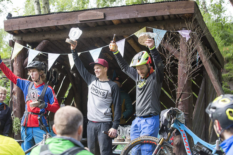 Pallen i herreklassen: Espen Johnsen vant foran Thomas Klingenberg, mens Baard Hellebostrand ble nummer tre. Foto: Anders Vanderloock Pallen i herreklassen: Espen Johnsen vant foran Thomas Klingenberg mens Baard Hellebostrand ble nummer tre -Foto Anders Vanderloock 1400x933