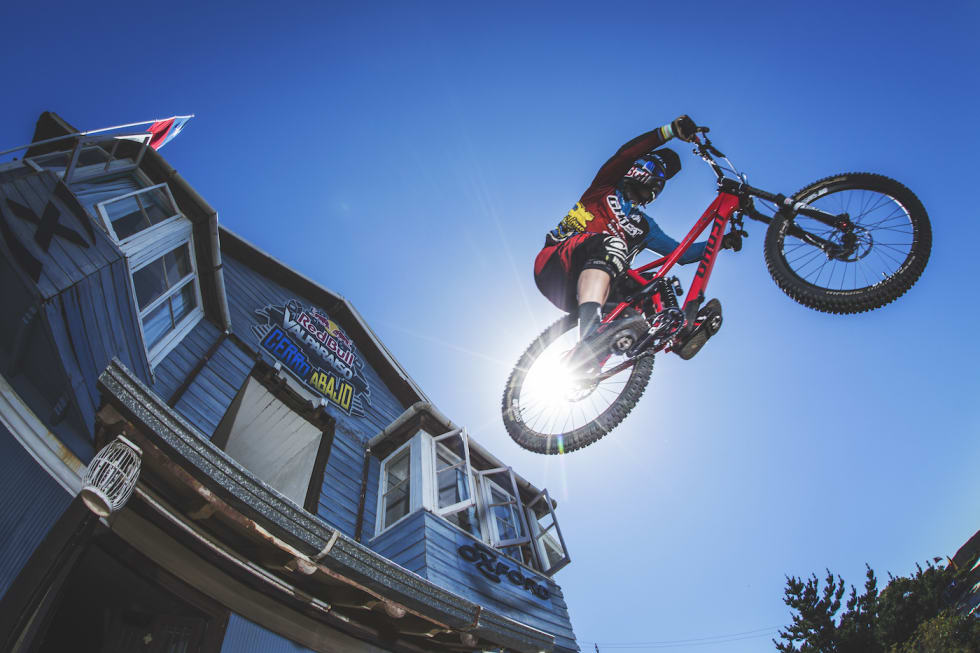 Tomas Slavic på vei ut av huset under Valparaiso Cerro Abajo. Foto: Alfred Jürgen Westmeyer/Red Bull Content Pool Tomas Slavik - Valparaiso 2017 - Alfred Jürgen Westmeyer - Red Bull Content Pool