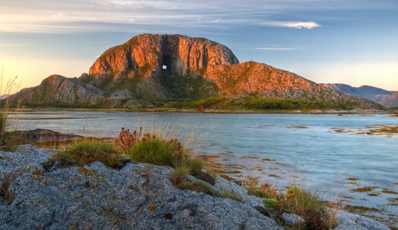 Torghatten. Foto: Ronny Lien / Helgeland Reiseliv