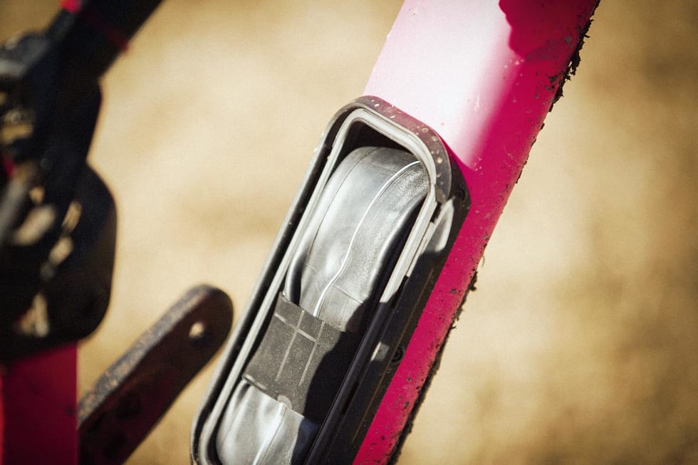 LØNN-KAMMER: Spares, Water; Air, Tools - eller SWAT som Specialized kaller det. Oppbevaringsrom i ramma er uansett genialt. Foto: Kristoffer Kippernes Specialized_detalj1