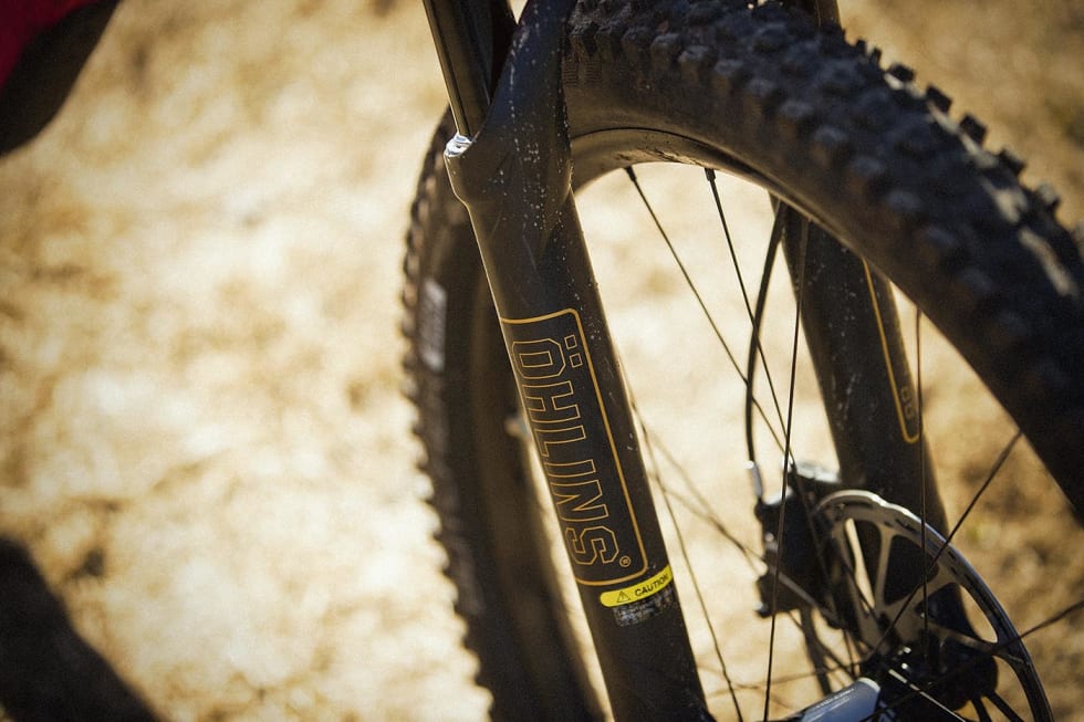 OG GAFLENE SKULLE VÆRE SVENSKE: Öhlins fra Sverige er legender når det gjelder støtdemping. Gaffelen deres lever opp til hypen. Foto: Kristoffer Kippernes Specialized_detalj3