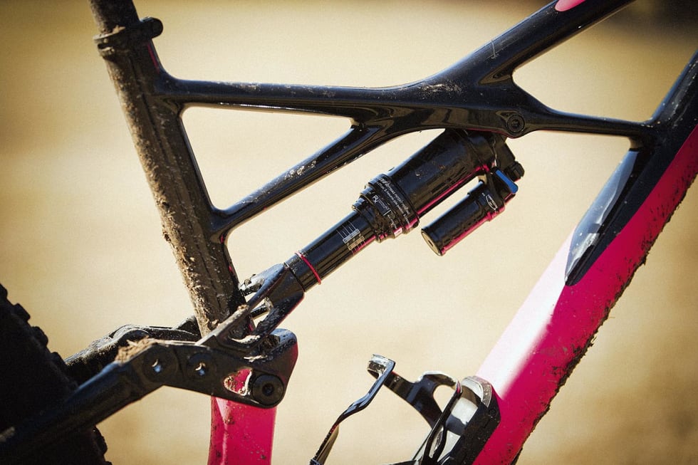 X-FAKTOR: Specializeds sti-versting er blant premissetterne i enduro-klassen. Den robuste rammekonstruksjonen er lett gjenkjennelig. Foto: Kristoffer Kippernes Specialized_detalj2
