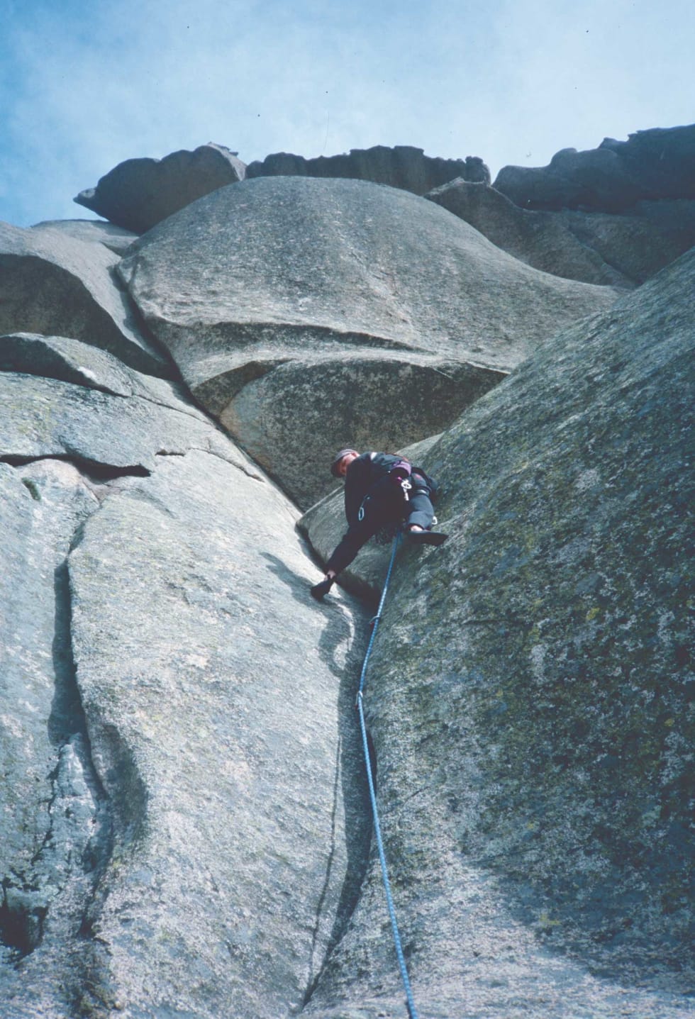 Bombefast: Kjetil Solbakken på Sur Clasica (6b+), Pajaro, Pedriza Posterior. Foto: Tore Lundberg