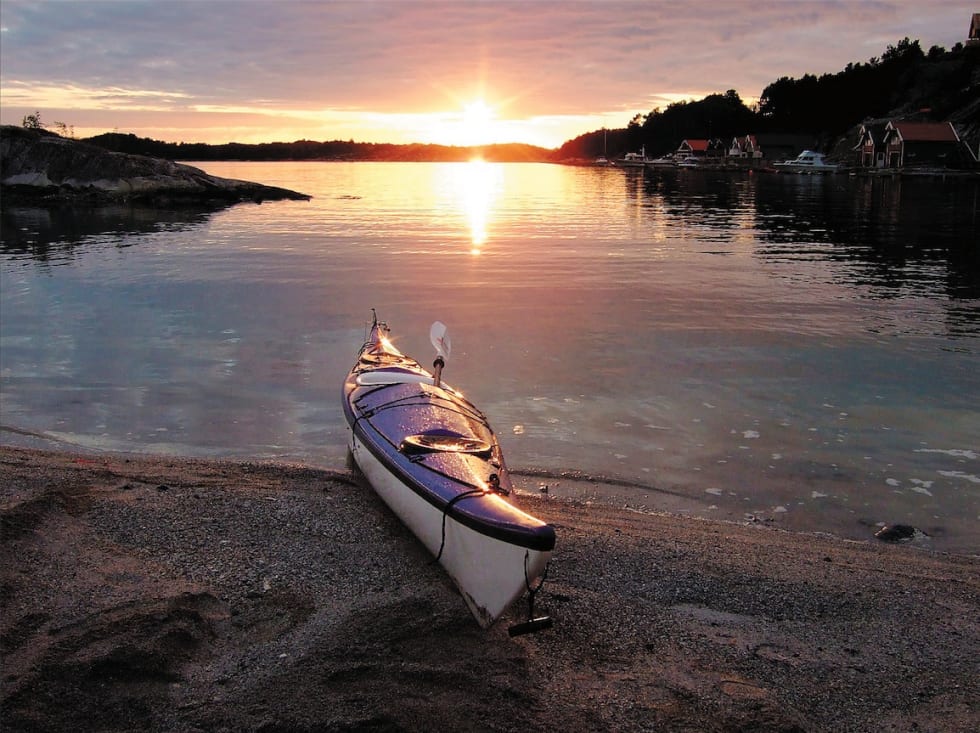 OMMERKVELD: Solnedgang over skjærgården ved Fitjarøyene.