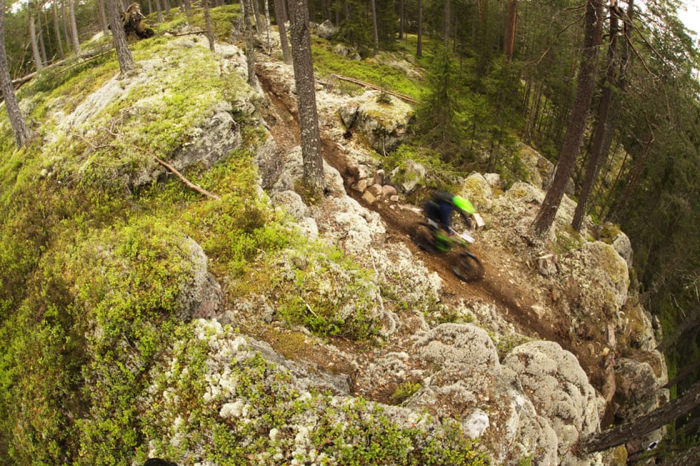 RENNA: Ukjent rytter dropper ned i den bratte steinrenna på SS1. _IPP9185