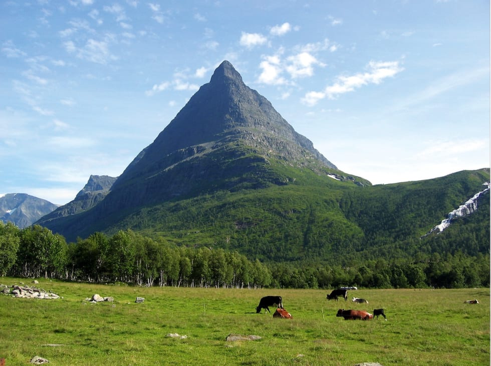 Innerdalstårnet ruver. Foto: Janne Bøklepp
