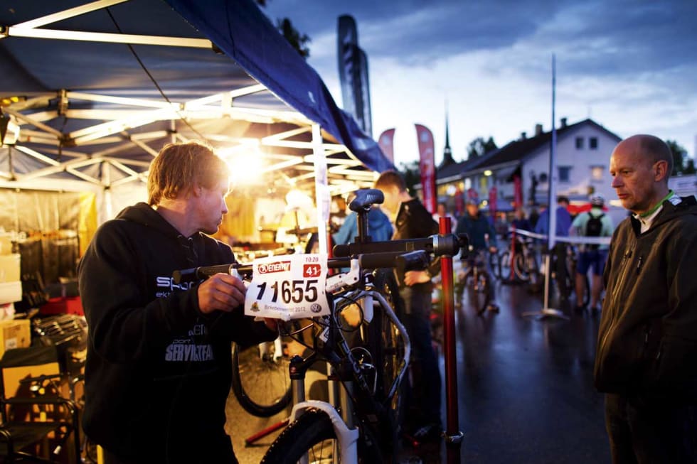 KVELDEN FØR DAGEN: På Rena kan du få hjelp til det meste, men sørg uansett å ha ustyret i orden i forkant av rittet! Foto: Kristoffer H. Kippernesa _KHK7335