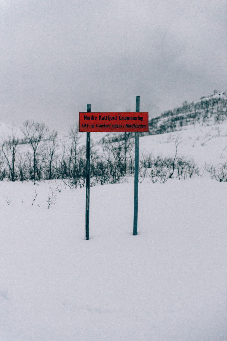 PÅ PLASS: Vesentlig skilting. Foto: Sjur Melsås