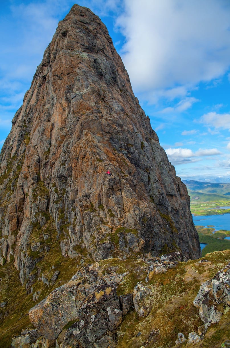 GULL-REKA:Formen på Reka kan både minne om en pyramide og en obelisk. Enkleste vei til topps innebærer fire taulengder i grad 3 og 4.