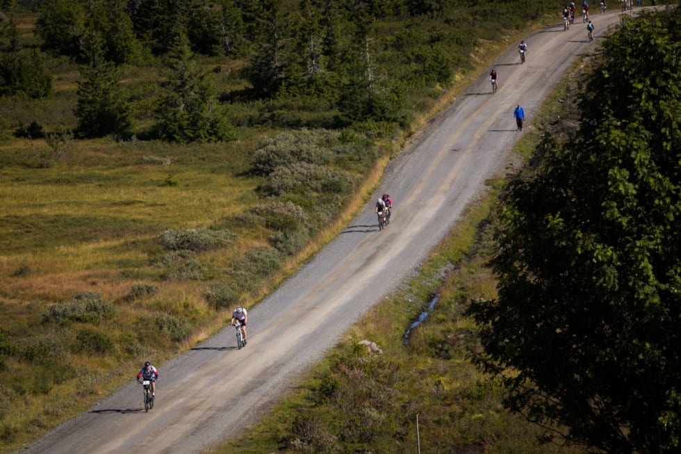ALENE ELLER I PAR: Puljene sprekker som oftest opp og det koster å bli liggende alene. Det er mange krefter å spare på å samarbeide over fjellet. 16-birken2015-1283a