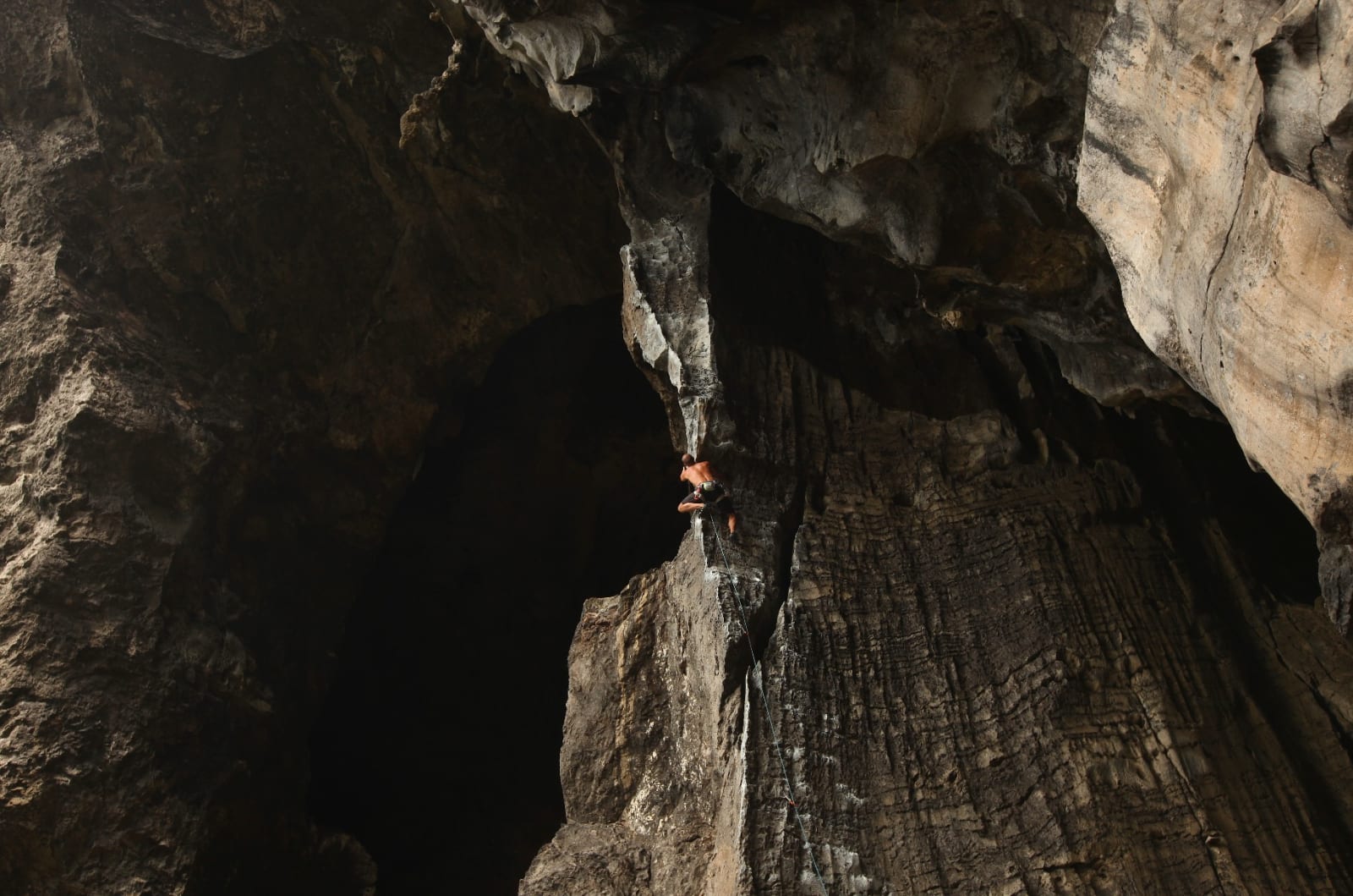 TROLSK: Dag Hagen går The best route in Minnesota (6c), ved Phra Nang Beach. Til venstre er inngangen til Princess Cave, som munner ut ved Railay Beach. Foto: Cecilie Skog