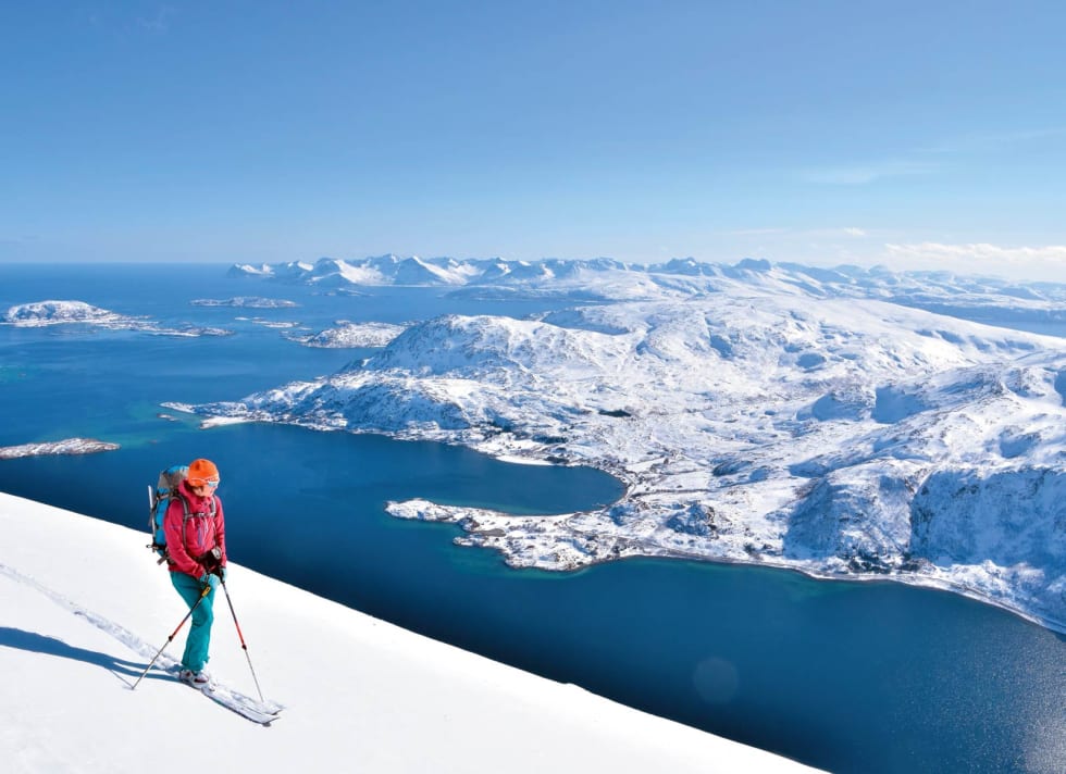 Troms servert på gullfat. Heidi Berg nyter en fantastisk dag på Vasstinden Foto: Espen Nordahl. / Toppturer i Troms.