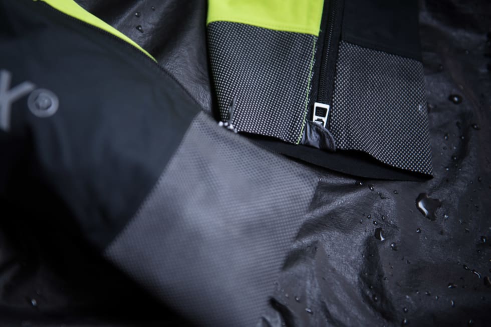 BEST I KLASSEN: De grove mansjettene har fått glidelås for å gjøre det enklere og ta av og på. Det store reflekspartiet er også godt synlig.