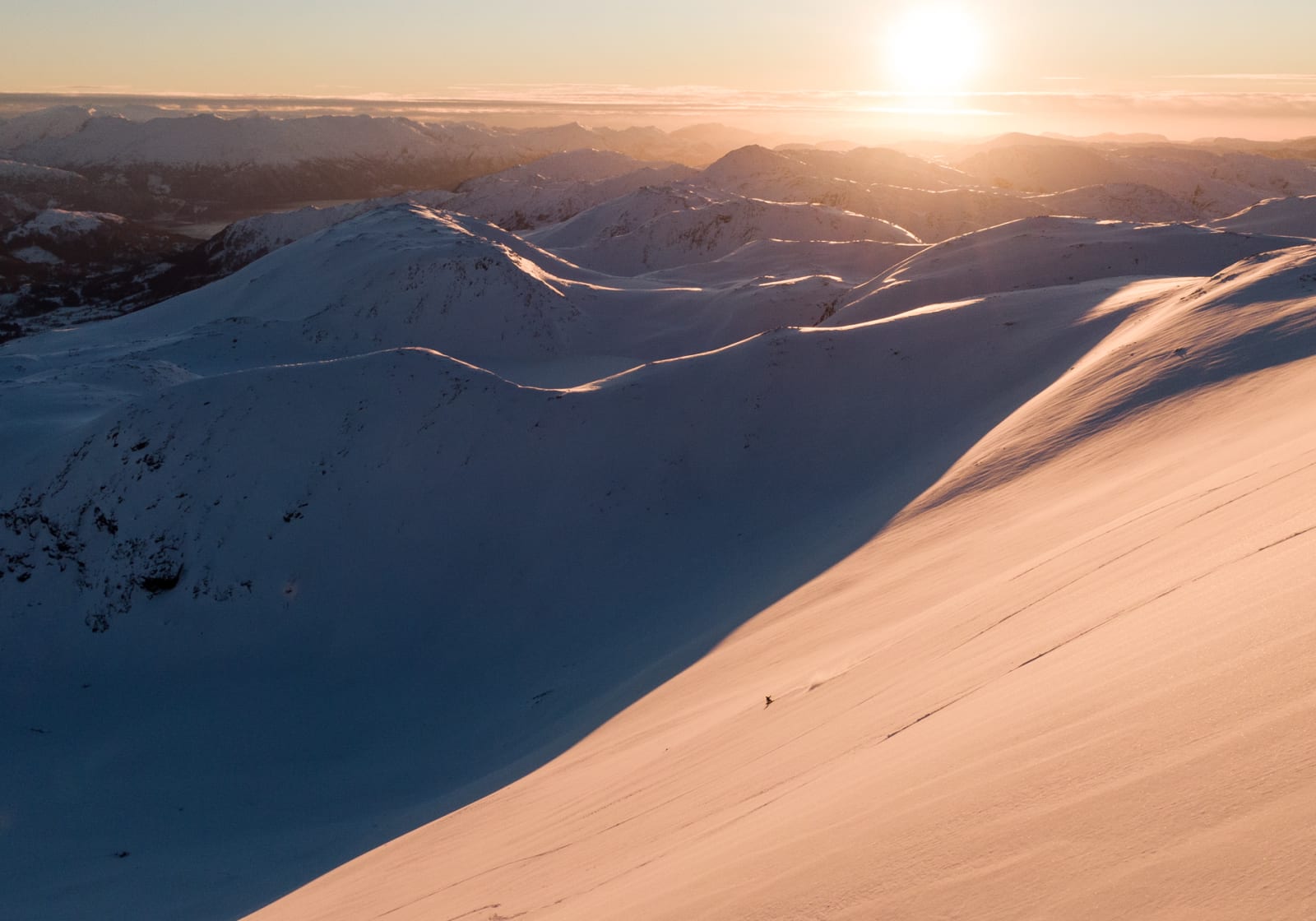 TILKJØRT: Fra toppen av Harpefossen skisenter når du terreng som dette med cat-en. Bilde: Christian Nerdrum