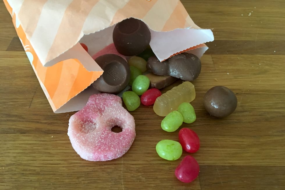 SMÅGODT: Det er smågodt i tasken til Monica Storhaug. Men tasken er bare med på lange ritt, understreker Duke-kapteinen. Pick a mix - Scheve 1400x933