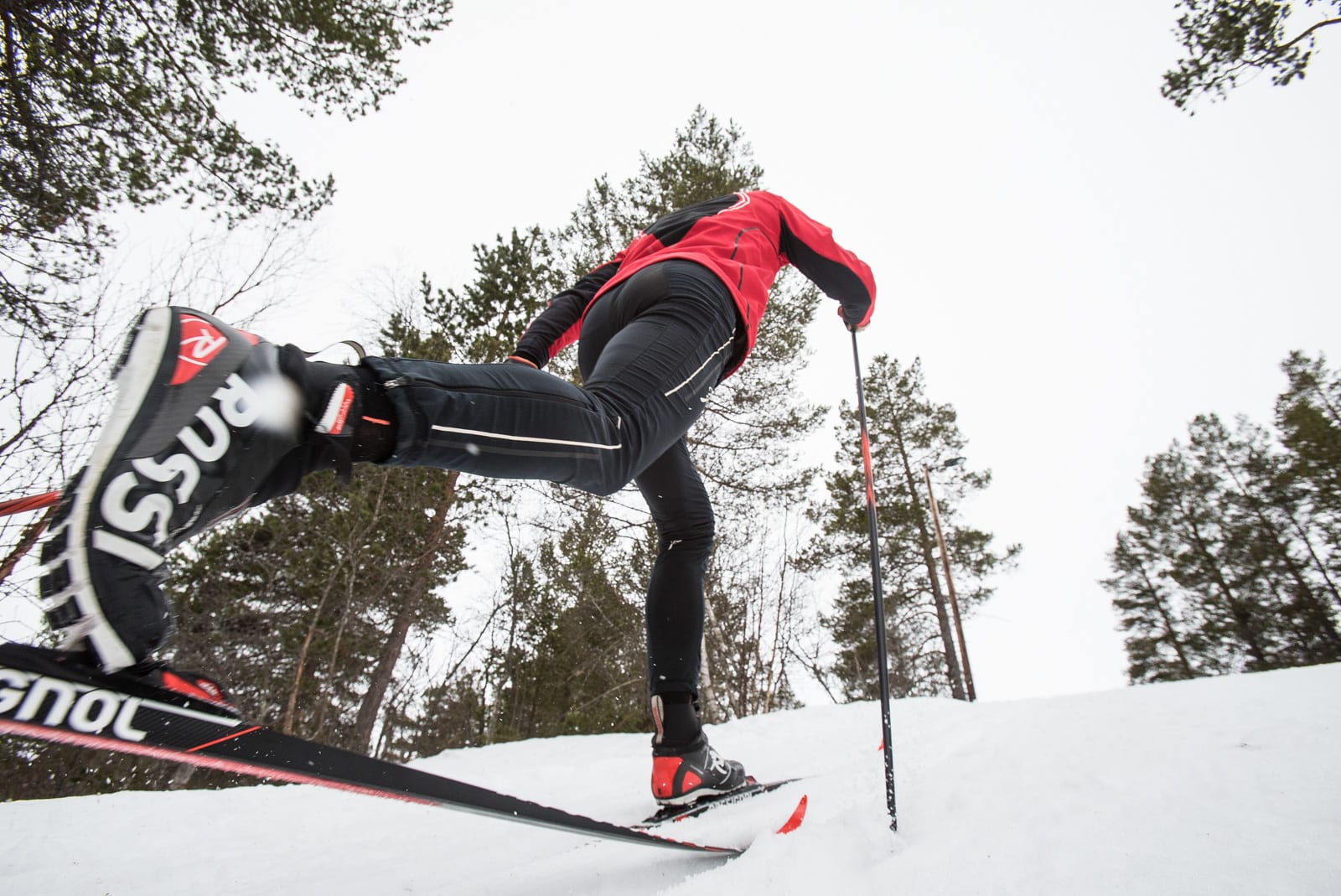 TO FELLESKI OR NOT TO FELLESKI: Kommer skismøring alltid til å være proffenes valg, eller vil det komme bedre alternativer. Spørsmålet er kanskje heller år enn om skiftet kommer. Bilde: Christian Nerdrum
