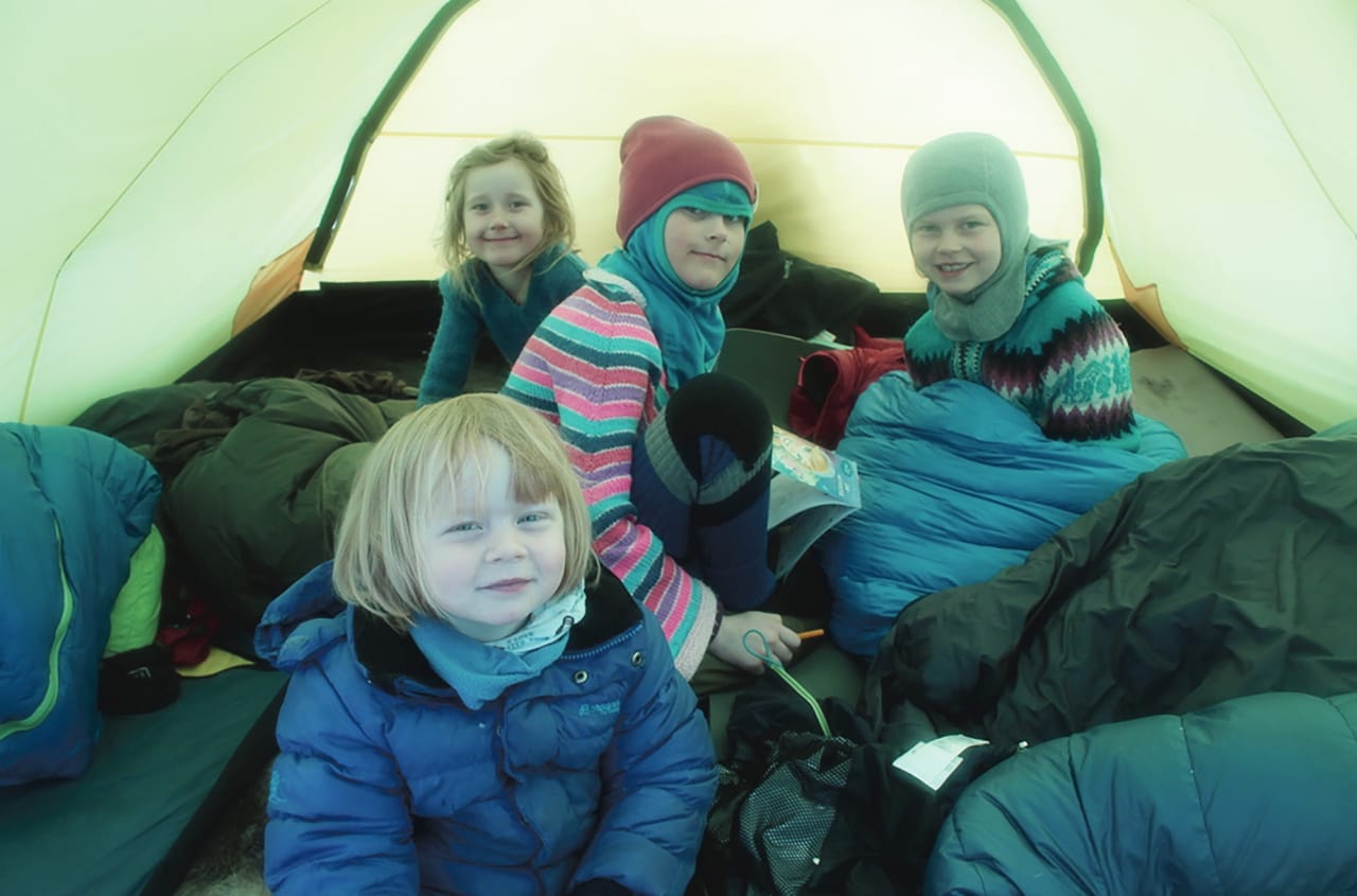 TELTJENTER: Maiken (3), Louise (5), Johanna (7) og Frida (8) er alle glade i vinterteltlivet.