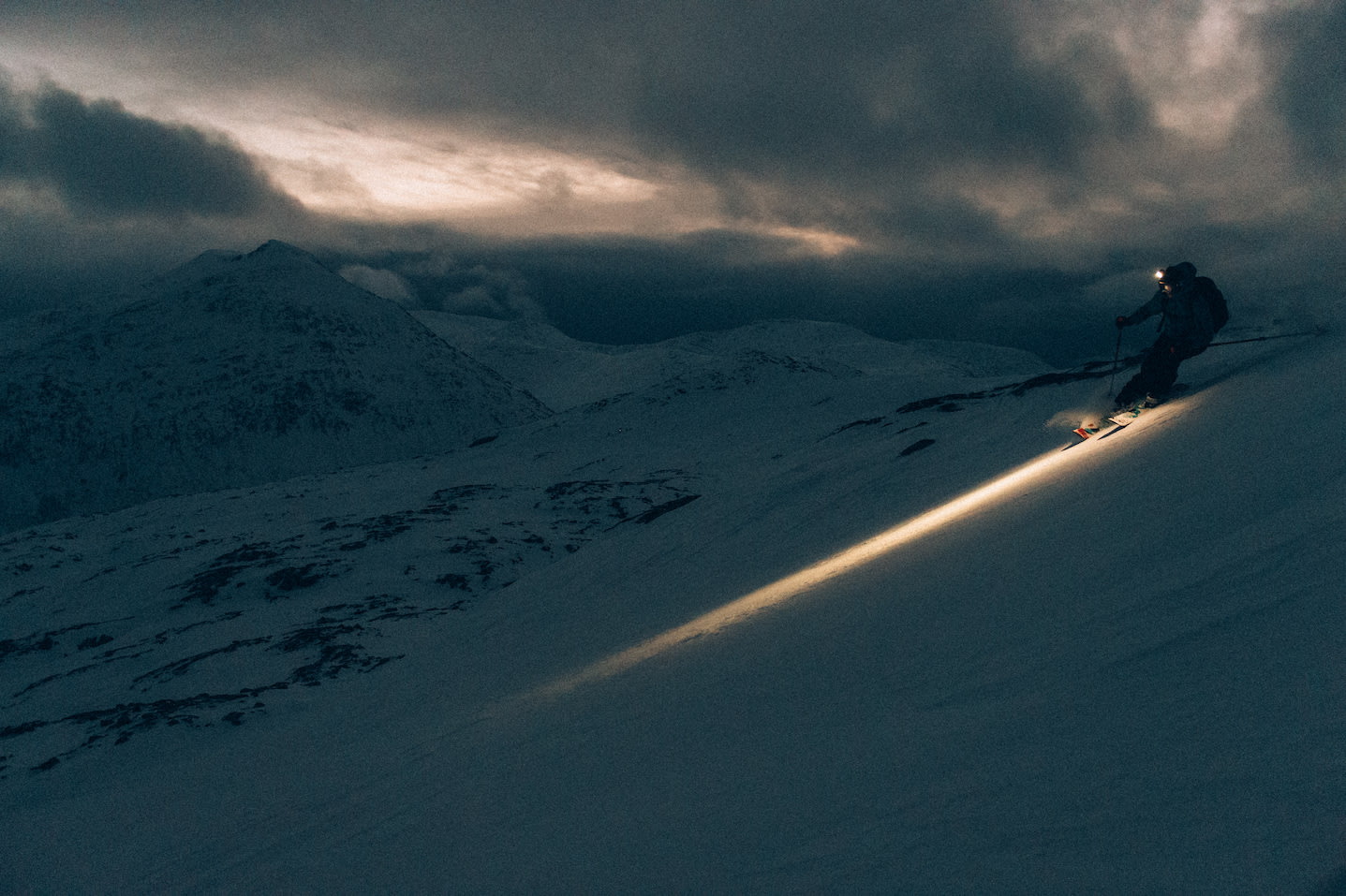 LYDEN AV SVING: Blandingsføre der en sving kan lage tre forskjellige lyder gjennom skare, innblåst snø og kartong. Line Solbakken trives uansett. Foto: Sjur Melsås