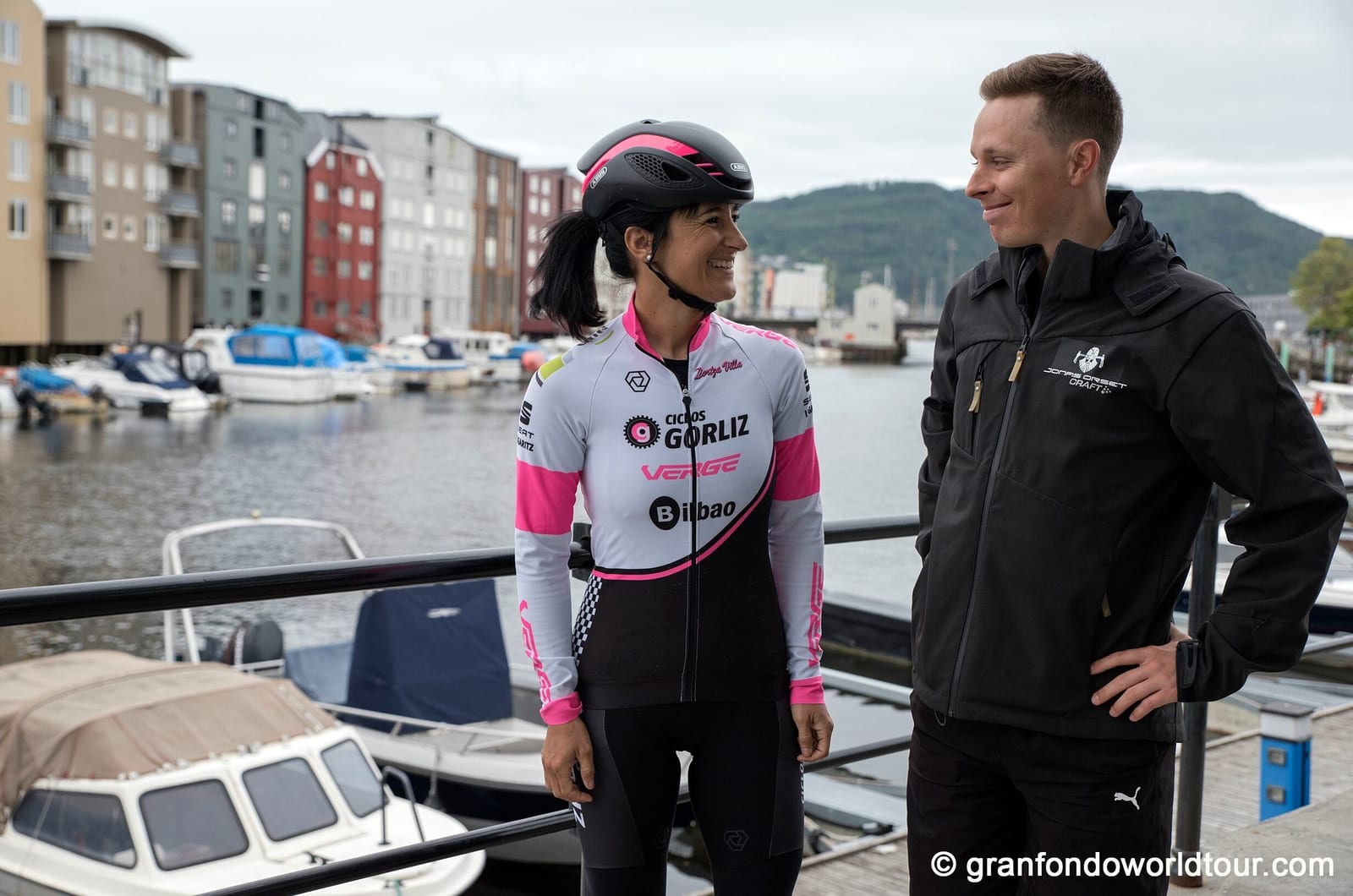 PRE RACE INTERVIEW: Før start ville Gran Fondo World Tour lage en liten sak av meg og Ziortza Villa fra Baskerland. Foto: Grand Fondo World Tour
