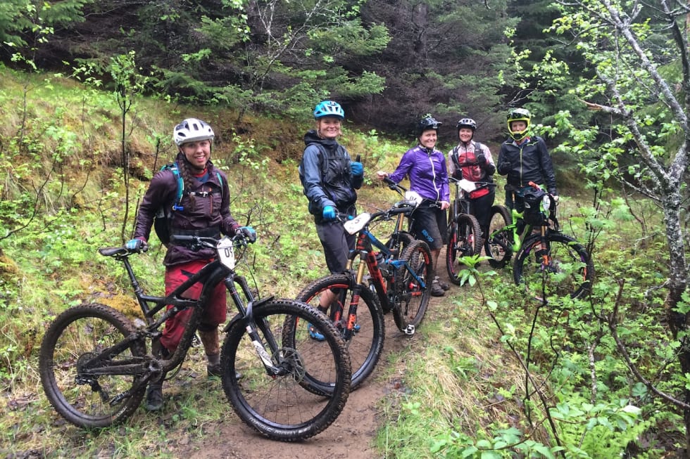 Enduro er sosialt, og med lagkonkurranse blir den sosiale dimensjonen enda sterkere. Foto: Anette Røssum Bastnes Bodø Enduro på vei mot etappe 5 Foto Anette Bastnes 1400x933