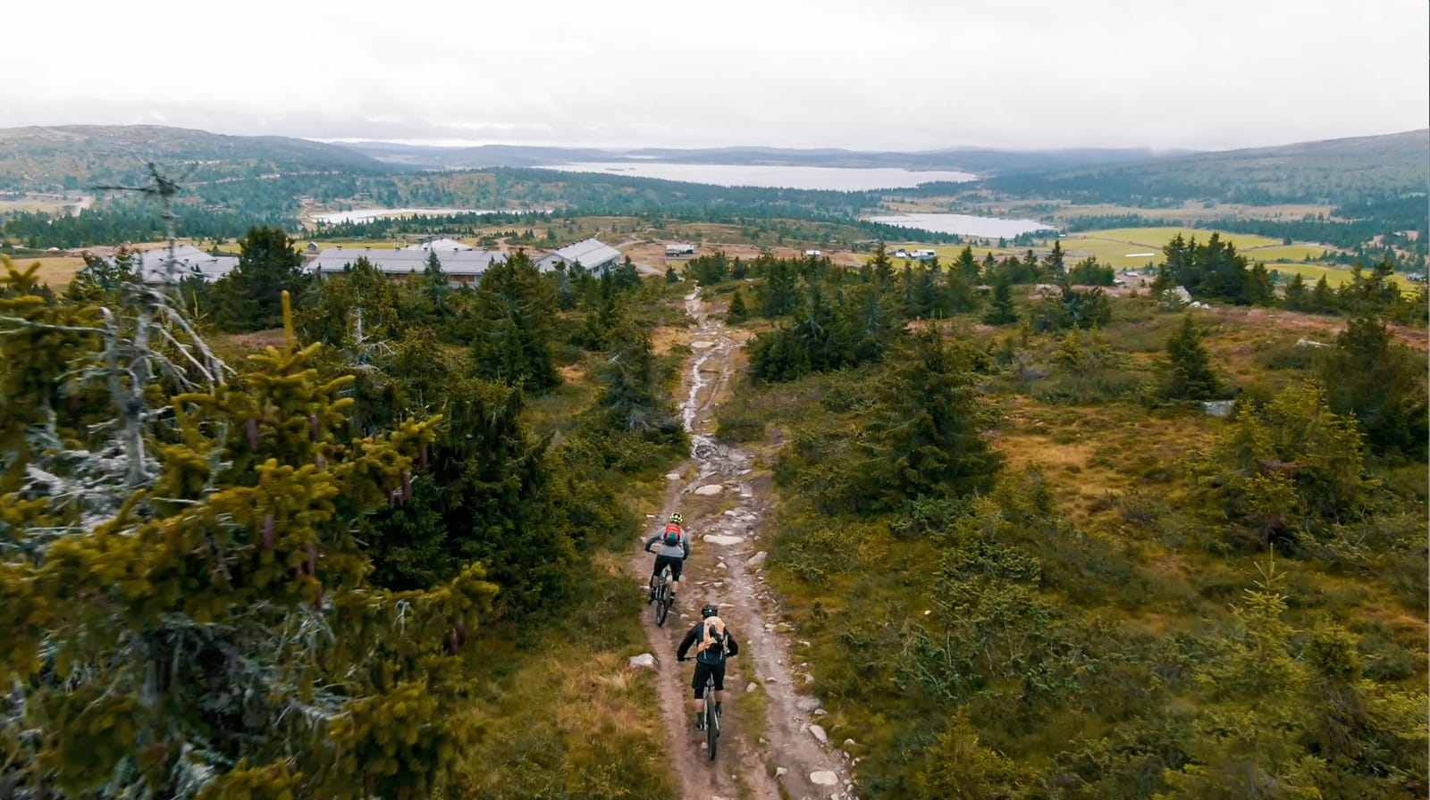 LETT TILGJENGELIG HØYFJELL: Ta heisen opp og tråkk noen små høydemeter opp til Mosetertoppen, så åpner mulighetene seg. Hva med en varm kopp kakao på Pellestova (i bakgrunnen) mellom tråkkene? Bilde: Magnus Roaldset Furset