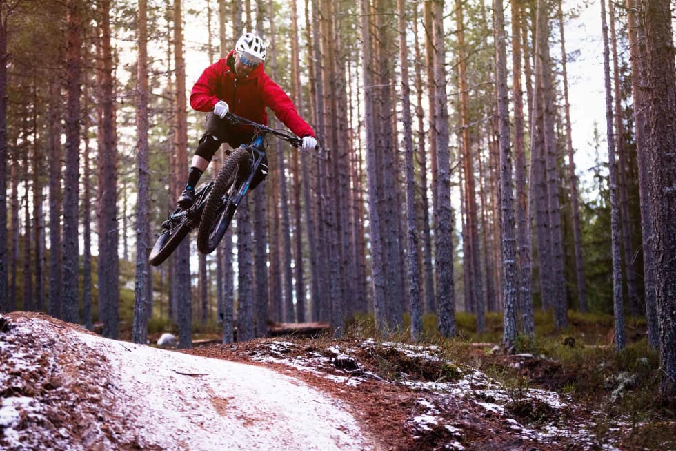 I LUFTA MED: Når terrenget peker nedover er det fort gjort å glemme den ekstra vekten fra motor og batteri. Kristoffer H. Kippernes gjør klar for landing