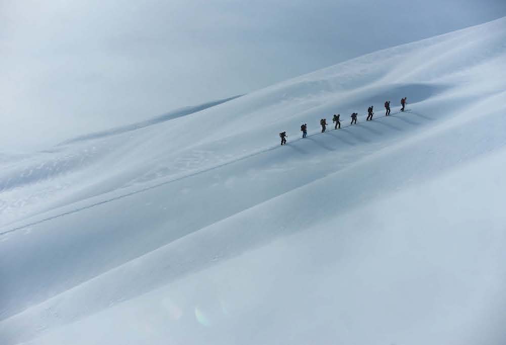 MAGI: Snø, lys og skygge i spill opp mot Meneseggi. Foto: Bård Basberg