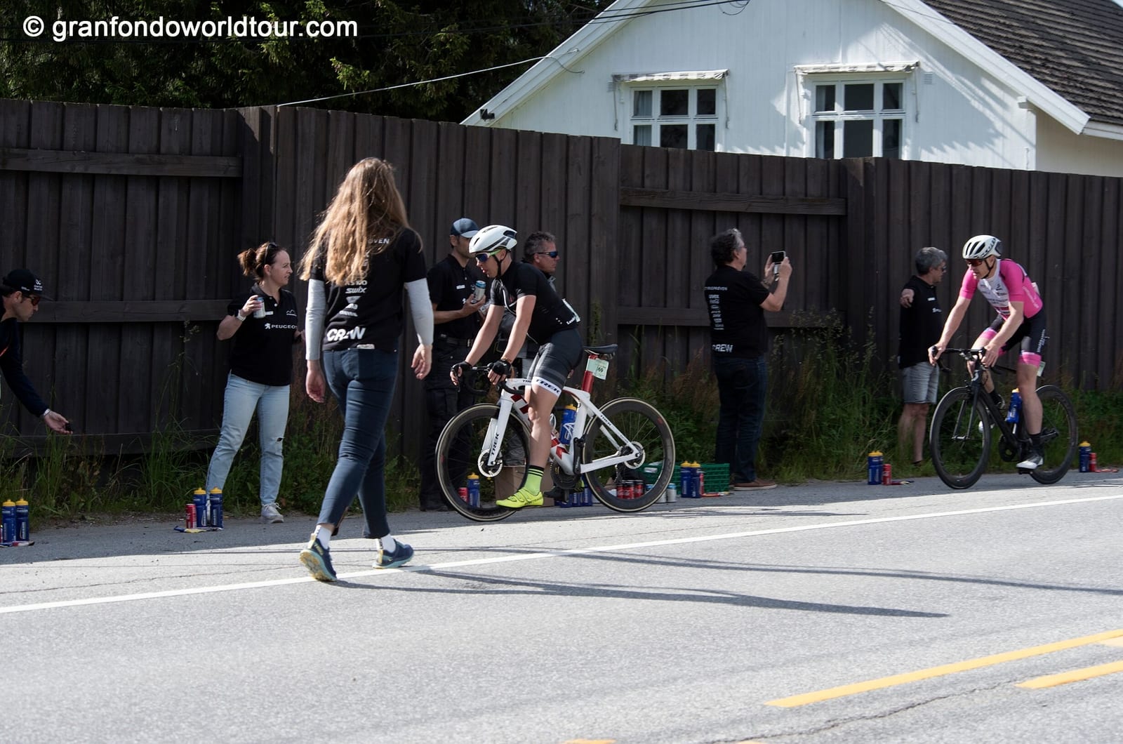 MATSTASJON: Ved arrangørens ekspresstopp gjelder det å raskt bytte flasker, fylle lommene med barer, kaste ekstra klær og søppel, pisse, så setter vi straks i gang igjen. Foto: Grand Fondo World Tour