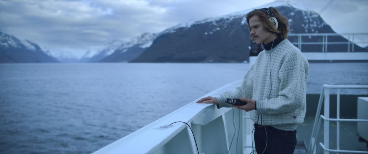 LYDEN AV ET FERJESKROG: – En av de få tingene jeg har tatt opp som ikke direkte er natur. Men for min del, som har vokst opp på sunnmøre, er ferger en integrert del av naturen. Foto: Kristian Davik Larssen
