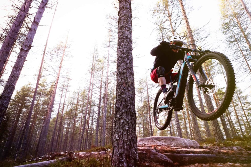 TRYGT: Den ekstra tyngden i elsyklene gir selvtillit og trygghet til å lande småhuck på flatmark, eller i slak motbakke. Scott Genius E-Ride er med på notene.