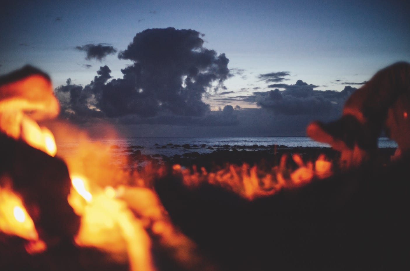 FYR OG FLAMME: På Jæren hadde vi turens siste bål-middag. En fantastisk kjøttkakegryte til en minneverdig solnedgang.