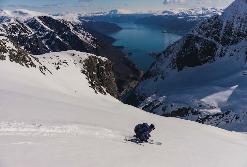 MOT FJORDEN: Marit Rolvsjord setter full fart ned mot Esebotn og Bale-strand. Foto: Bård Basberg