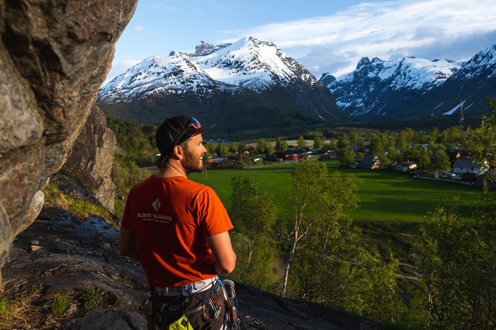 Finn K. Hovem nyter utsikten fra Mjelvahammeren. Foto: Kyrre Buxrud romsdal klippeklatring