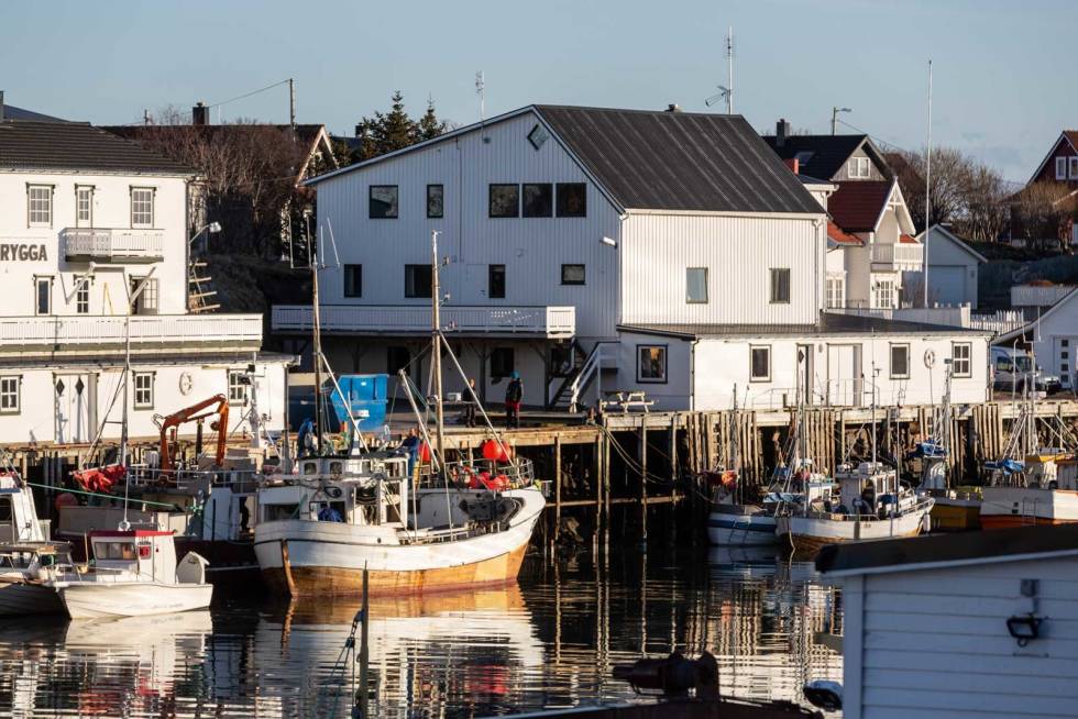 SIVILISASJON: Henningsvær er et aktivt fiskevær med en trivelig bebyggelse. Visste du at en av Norges eldste ski ble funnet her, ca 2000 år gammel? Denne aktiviteten er med andre ord langt fra ny i området. 10-Skiferie-Lofoten-Henningsvær