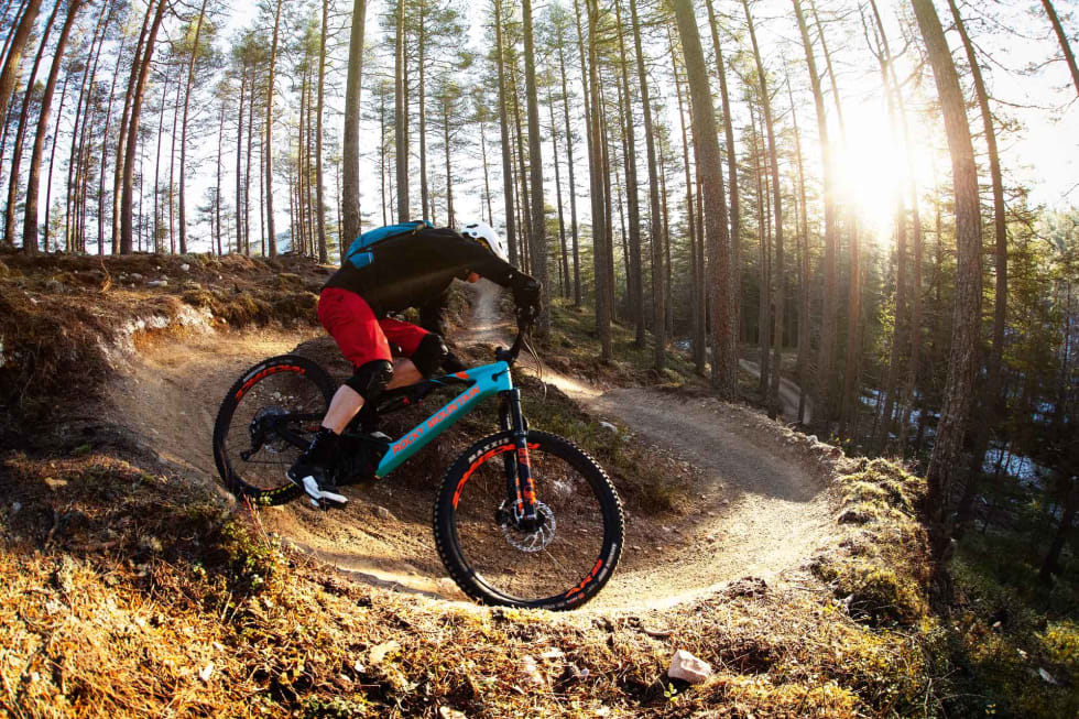 BÅDE OPP OG NED: Vi kunne bruke både doseringer og wall-rides i Trysil, enten vi syklet ned eller opp. Motoren sørget for det. Her på Rocky Mountain Altitude Powerplay.