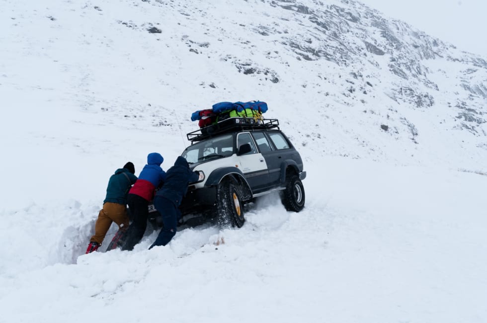 BRATT START: På vei til brefallet kjørte bilen som fraktet oss av veien to-tre ganger, da vindtransportert snø kamuflerte veien.