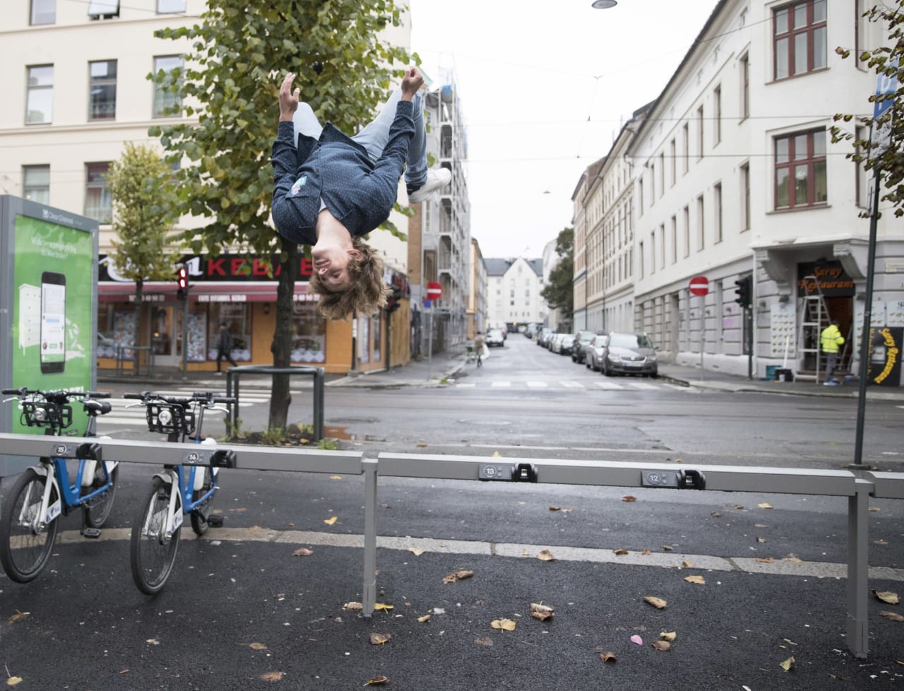 FLYR PÅ KOMMANDO: Ruud viser fram kunster for rikspressen. Foto: Terje Pedersen/NTB Scanpix.