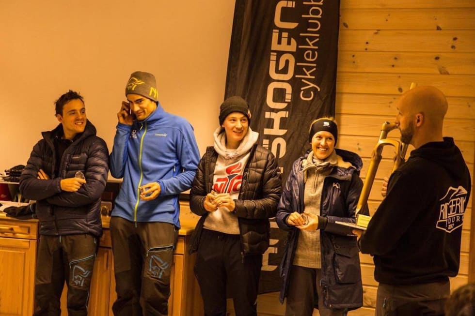 BOC-laget som vant Ringerike Enduro 2017: Joakim Fjeld Kristoffersen, Marius Fjeld, Ola Jåvold Landmark og Andrea Coucheron, får vandregaffelen av rittleder Torjus Winther. Foto: Silje Holmsen Joakim fjeld Kristoffersen - Marius fjeld - Ola Jåvold Landmark - andrea Coucheron - Torjus Winther - Foto Silje Holmsen 1400x933