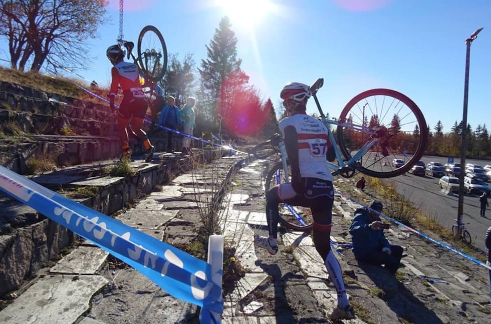 TRYVANNSKROSS: Katrine Hofstad (foran) vant Tryvannskross 2015, her med sykkel på ryggen og Øyvind Benne Nordengen pustende i nakken. Foto: Stian Tveit Katrine Hofstad - Øyvind Benne Nordengen - Stian Tveit 1400x924