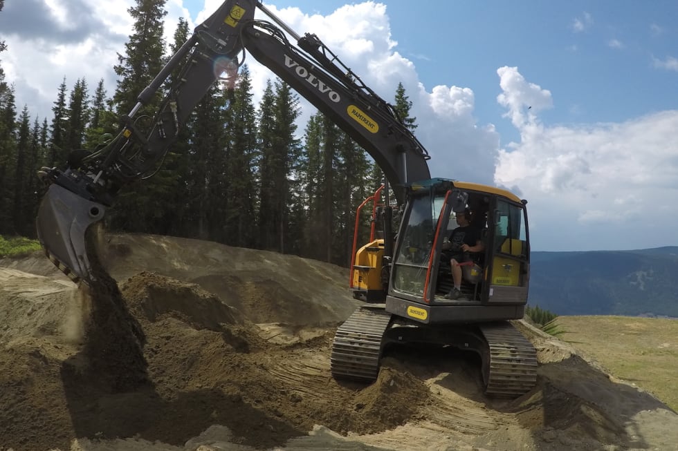 Snorre Pedersen har vært på plass med gravemaskin i over en måned og ommøblert på mye i de 17 løypene i Hafjell. Foto: Knut Løkås Snorre Pedersen reshape 2018 - Foto Knut Løkås 1400x933