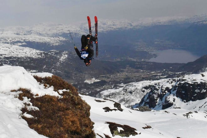FEIL VEI: Øystein Aasheim foretrekker frontflip, men her gjør han det motsatte. En slags Vågå-pretzel med andre ord. Foto: Per Inge Fjellheim