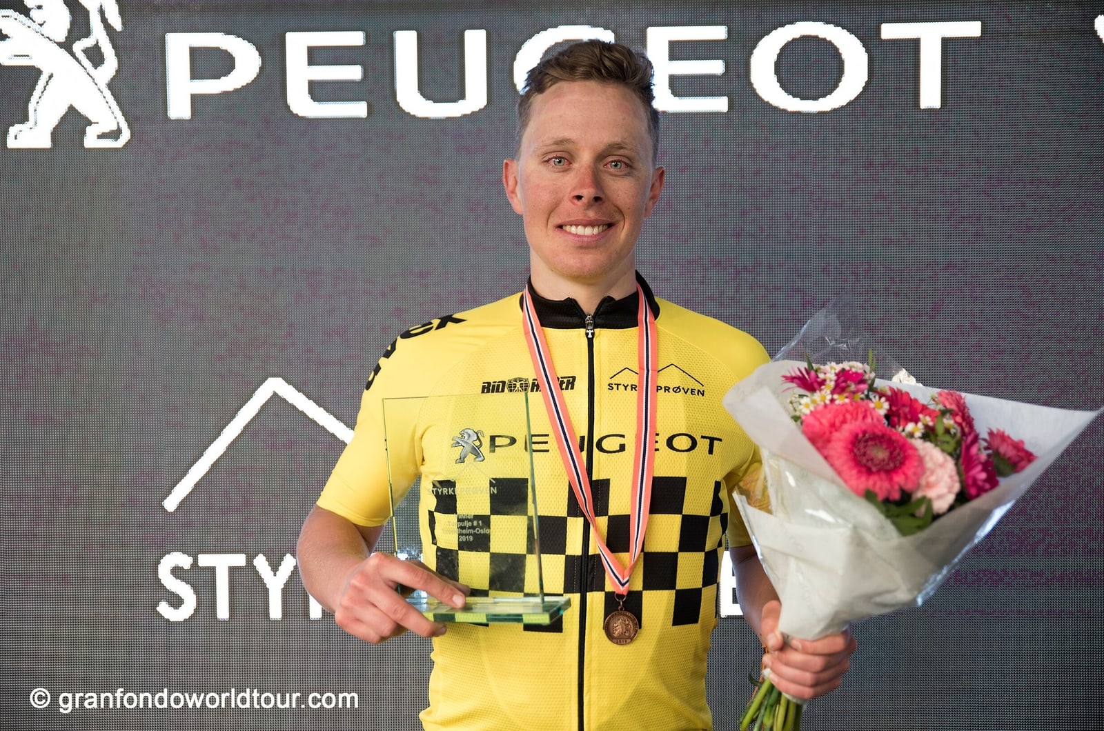 REVANSJE: Etter nedturen i 2018, der jeg på mange måter føler jeg tabbet meg ut, var det enormt deilig å igjen ikle seg mestertrøyen og heve glasspokalen. Foto: Gran Fondo World Tour