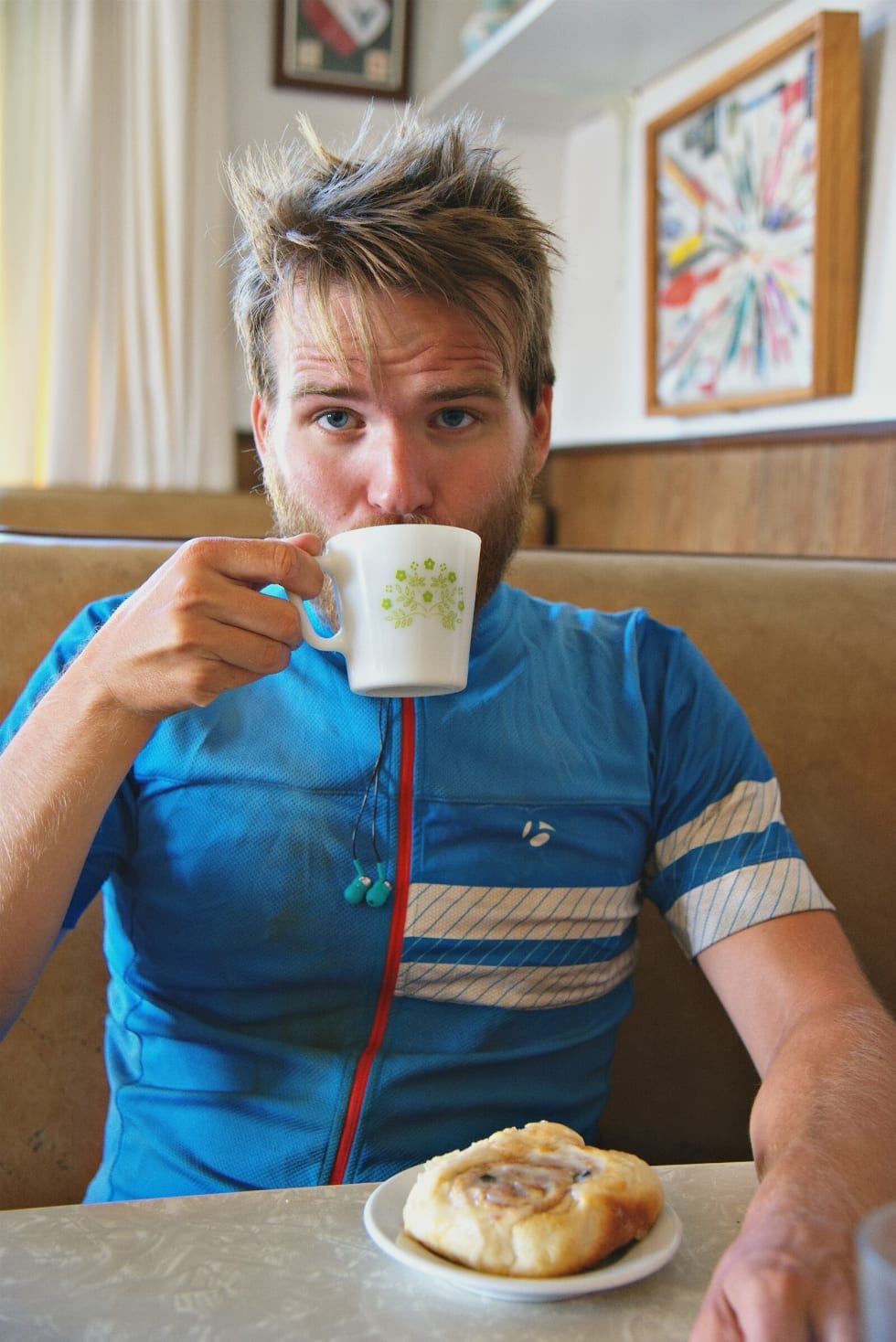 Et sjeldent bilde av fotografen som nyter dagens kanelbolle og kaffekopp uten å måtte bekymre seg for kaloriinntaket