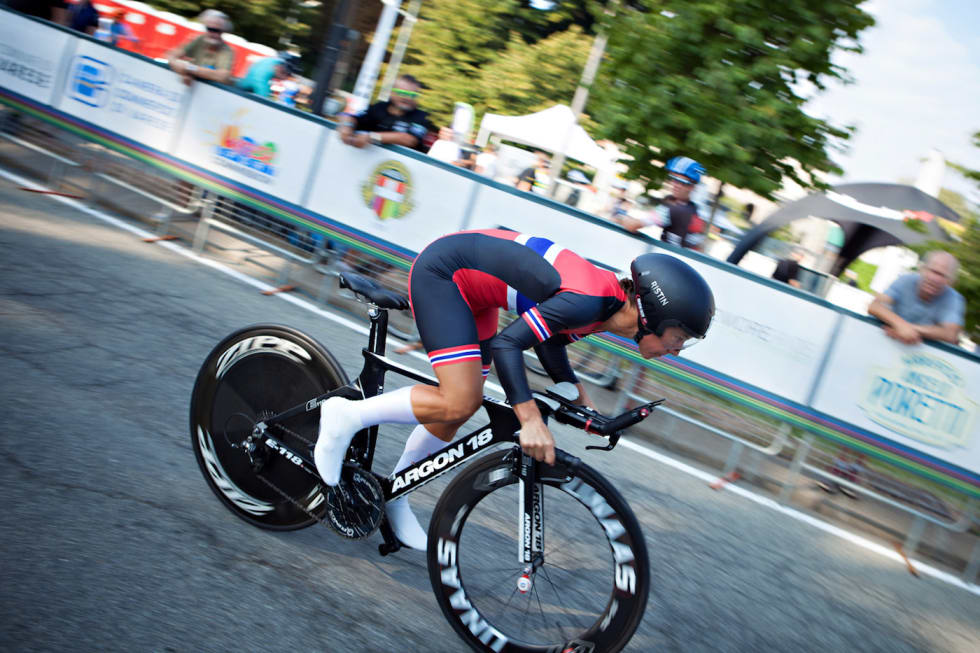 BRONSE: Kristin Falck på vei mot tredjeplass i K45-49. Foto: Jah Langleite Kristin Falck - TT Varese 2018 - Jah Langleite 1400x933