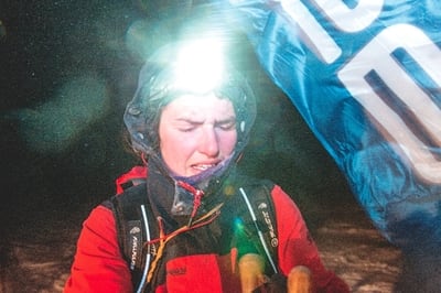 DESPERAT: UTEs Ida Eri Sørbye har nådd fram til tredje sjekkpunkt med lagvenninne Marianne i pulken. Det er vind og desperasjon i luften. Foto: Kai-Otto Melau