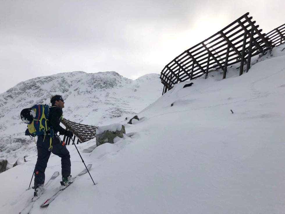 Skredgjerdene. Normalt ligger snøen dyp her. Foto: Audun Holmøy Røhrt