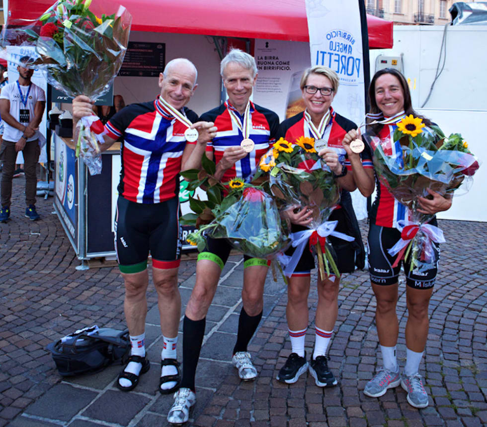 MEDALJEVINNERE: Jan Brodin, Kaare Christoffersen, Trine Hansen og Kristin Falck med sine medaljer fra temporittet. Foto: Jah Langleite Jan Brodin - Kaare Christoffersen - Trine Hansen - Kristin Falck - VM tempo Varese 2018 - Jah Langleite 1000x